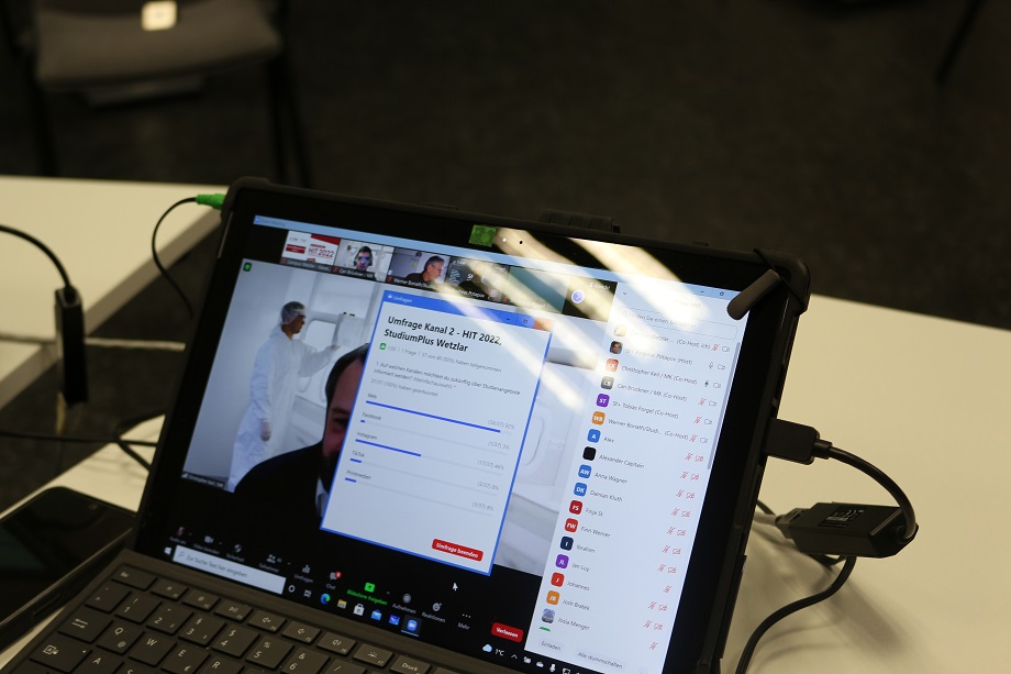 Ein Laptop mit einer Videokamera darauf.