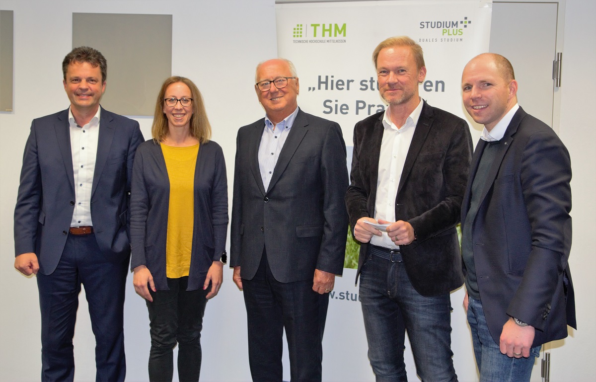 Eine Gruppe von vier Männern und einer Frau steht nebeneinander.