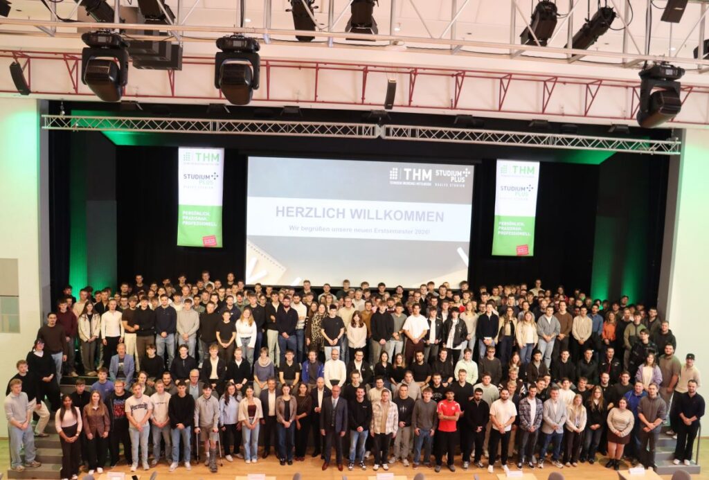 Insgesamt 430 Erstsemester beginnen zum Wintersemester 2026/27 ihr duales Studium bei StudiumPlus. 258 der neuen Studierenden starten am Campus in Wetzlar. Diese wurden nun in der Stadthalle von Hochschule, Wirtschaft und Politik feierlich begrüßt. Foto: THM/StudiumPlus
