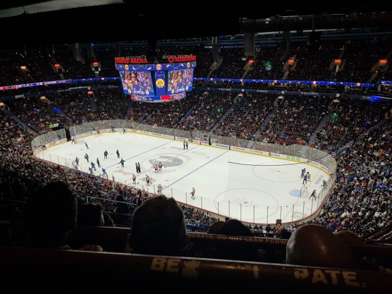 Blick von den Sitzen bei einem Eishockeyspiel.
