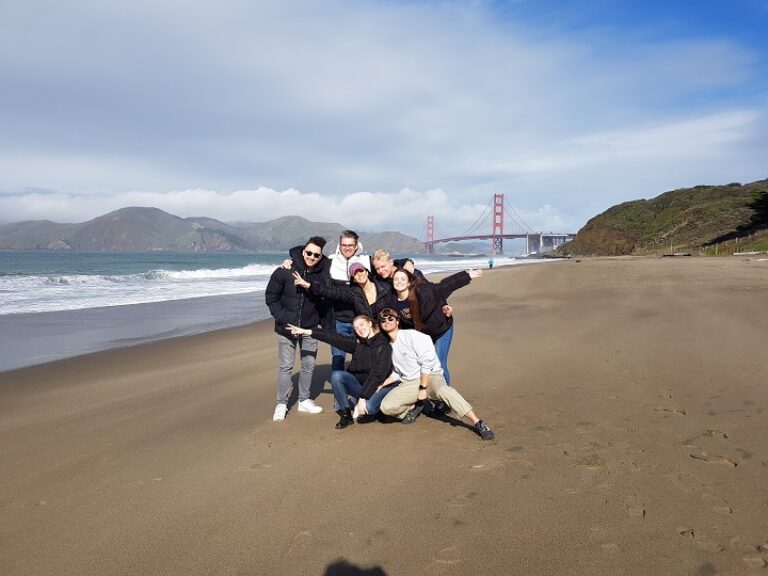Eine Gruppe Menschen am Strand.