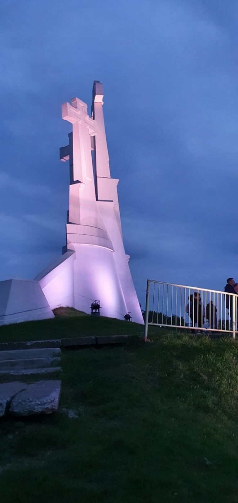 Drei Kreuze auf einem Hügel in Vilnius.