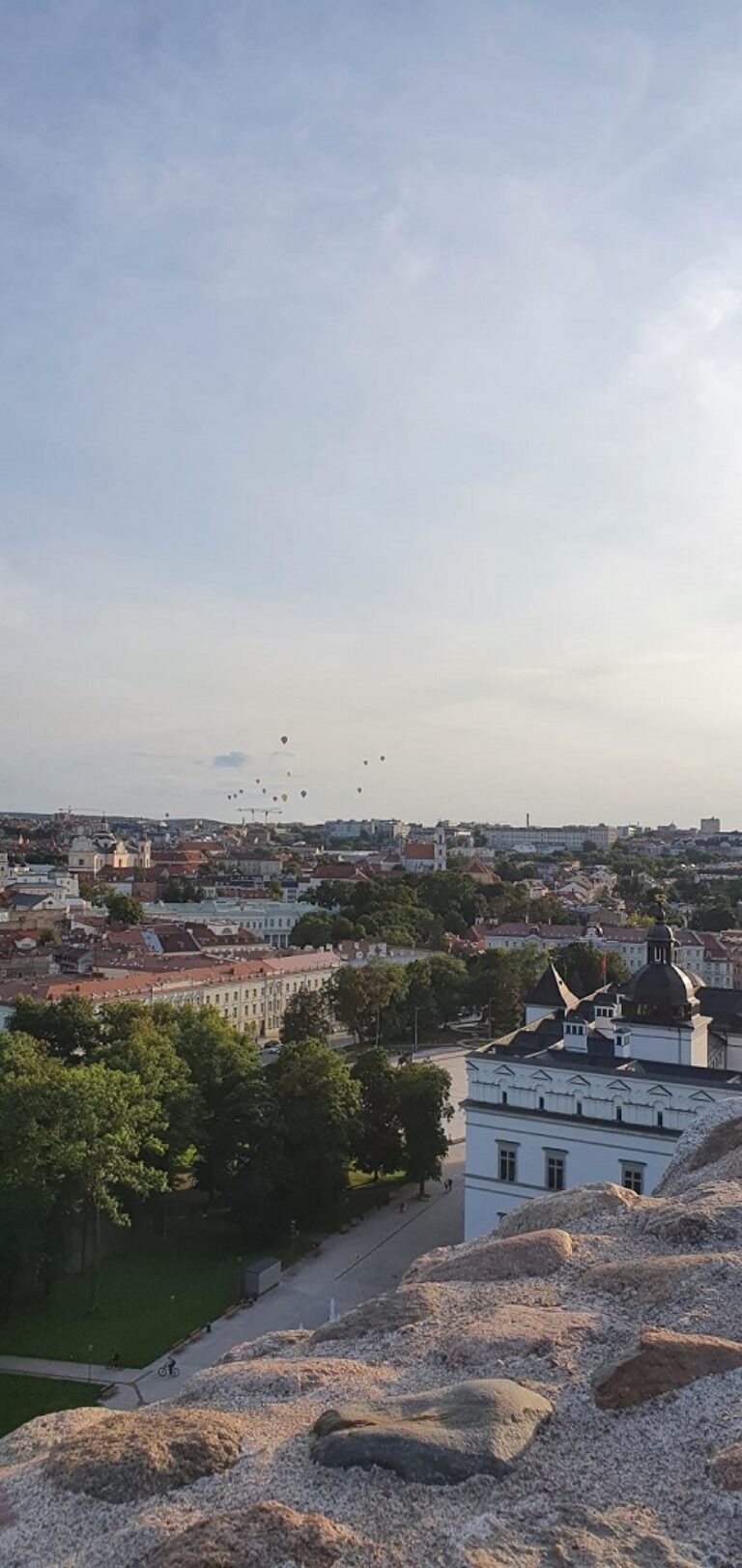 Aussicht von der Burg auf die Landschaft darunter.