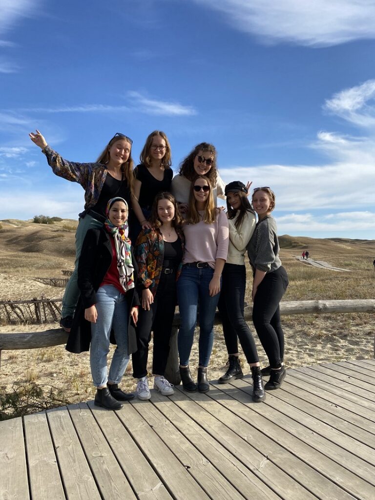 Eine Gruppe junger Frauen posiert für ein Foto.