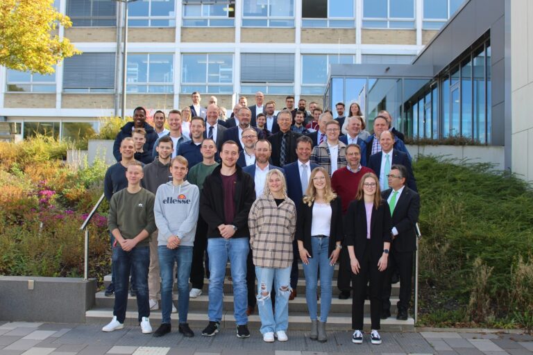 Eine Gruppe von Studierenden und Mitarbeitern der Hochschule posiert für ein Foto.