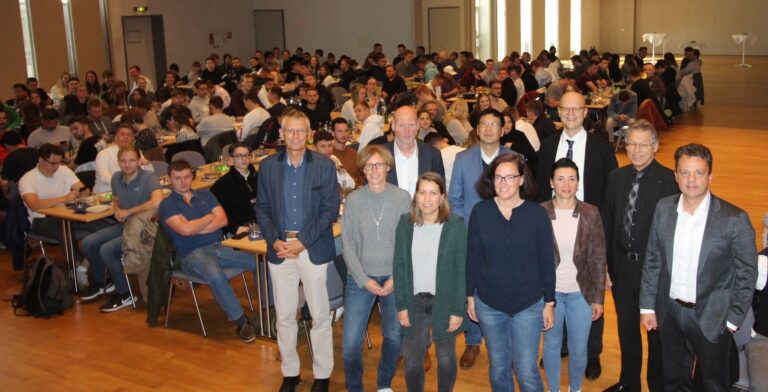Eine Gruppe von Menschen steht in einem großen Raum.