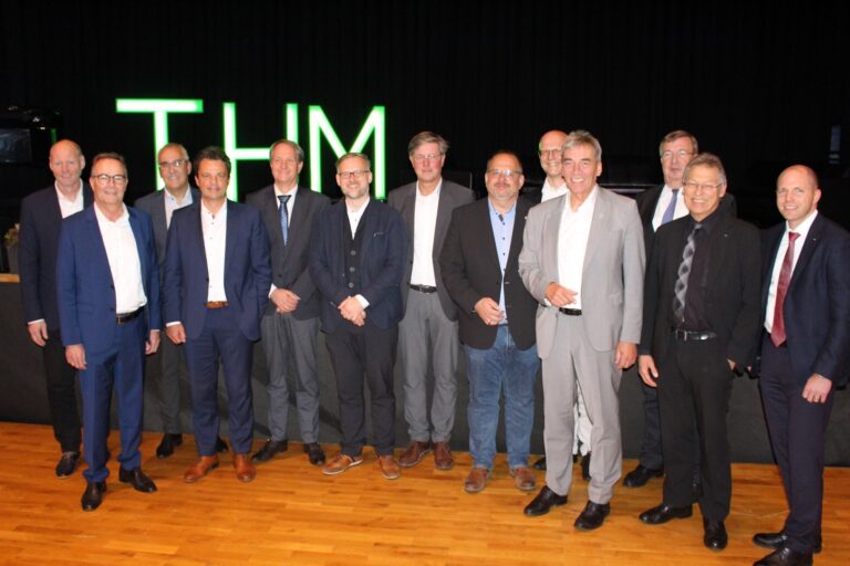 Vertreter von Hochschule, Unternehmen, Kommunen und IHK freuten sich über die offizielle Eröffnung des Forum Kirchhain-Stadtallendorf.