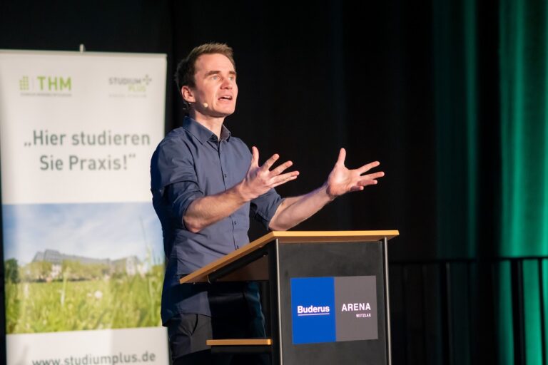 Ein Mann hält eine Rede auf einer Konferenz.