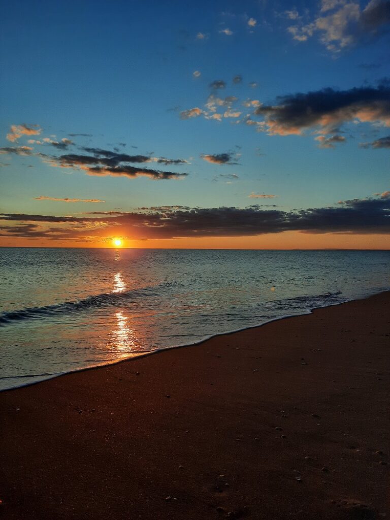 Ein atemberaubender Sonnenuntergang am Meer.
