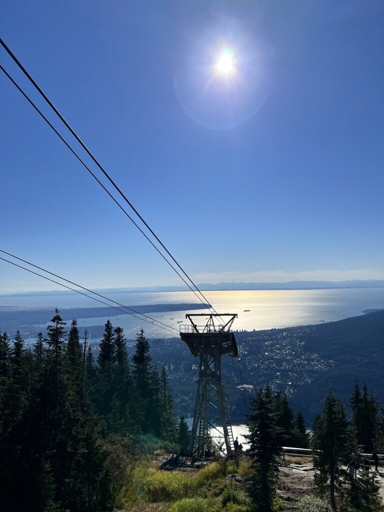Sonnenschein über dem Skilift.