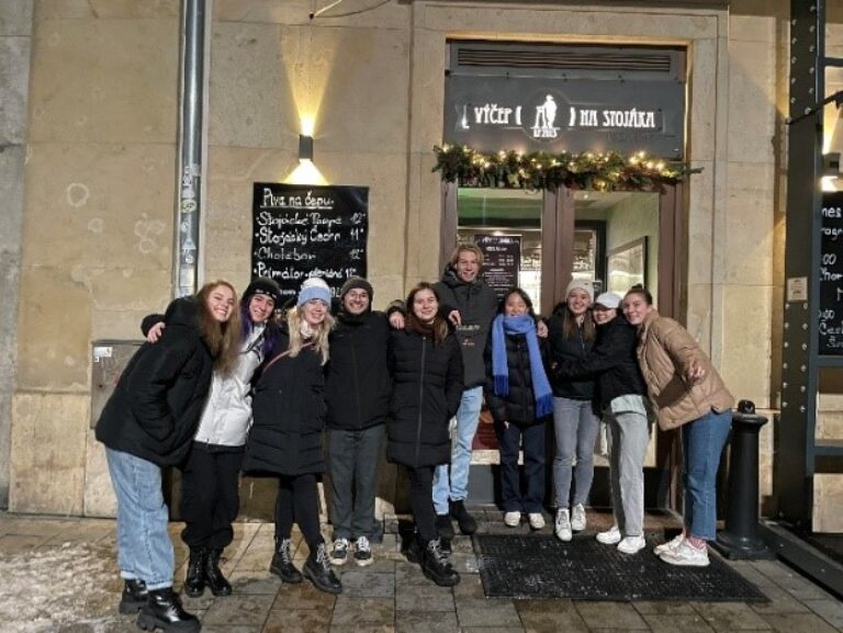 Eine Gruppe Menschen steht vor einem Restaurant.