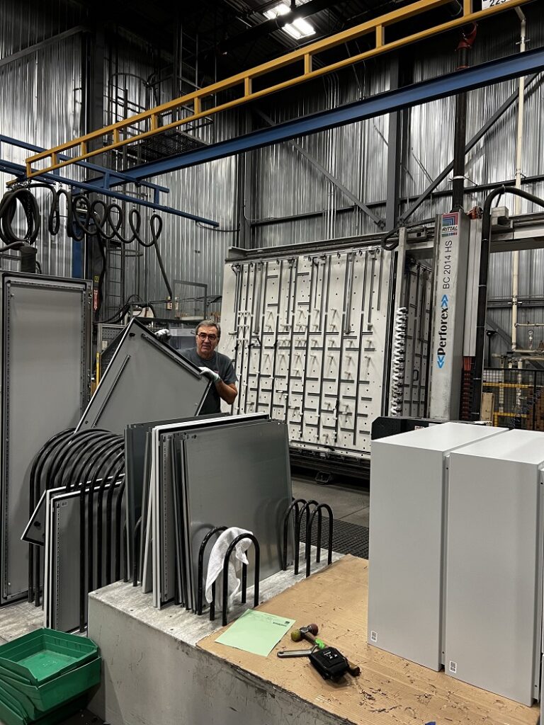 Ein Mann arbeitet an einer Maschine in einer Fabrik.