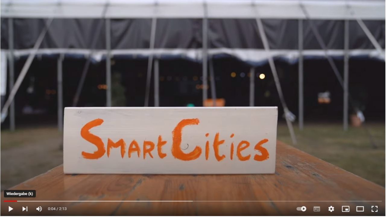 Ein Bildschirm zeigt das Smart Cities-Logo.