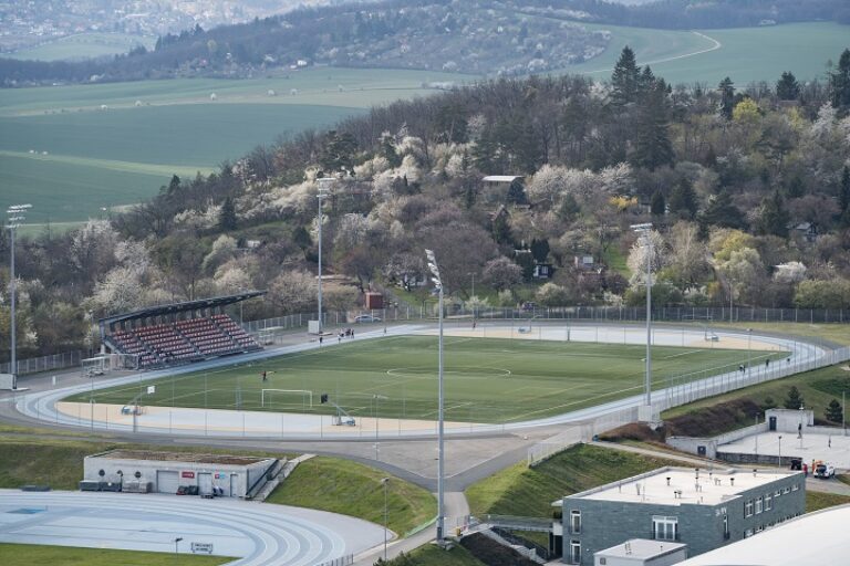 Ein Luftbild eines Fußballfeldes und Stadions.