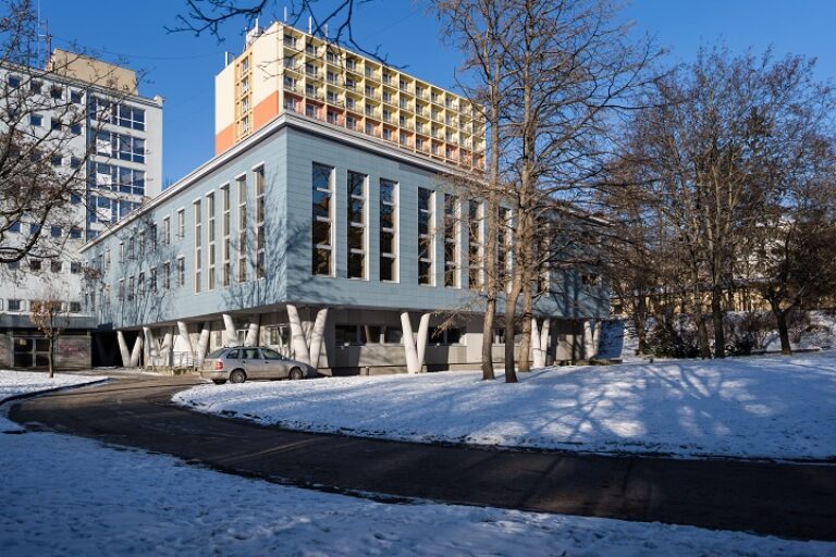 Ein Gebäude im Schnee.