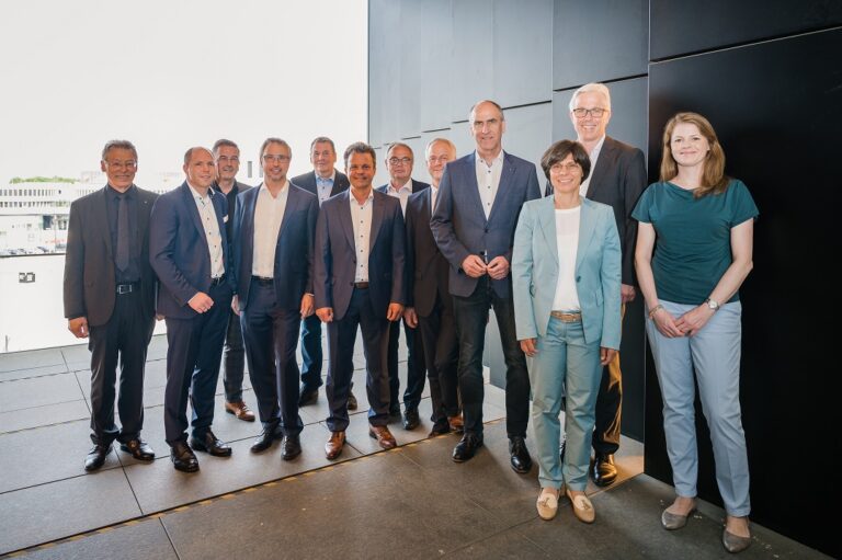 Eine Gruppe von Menschen steht zusammen vor einem Gebäude.