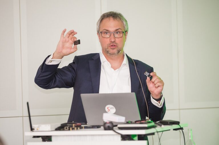 Ein Mann in einem Anzug hält eine Präsentation.