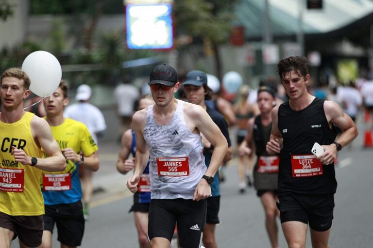Eine Gruppe von Läufern nimmt an einem Marathon teil.