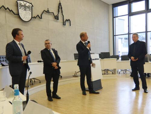 Prof. Dr. Jens Minnert, Prof. Dr. Matthias Willems, und Uwe Hainbach (von links) berichteten im Talk von besonderen persönlichen Begegnungen mit Harald Danne und dessen unermüdlichem Engagement für die duale Idee. Foto: Uwe Röndigs