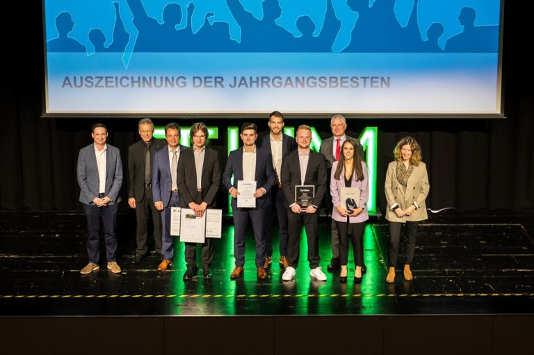 Gruppenfoto von Personen, die Preise erhalten.