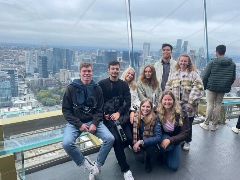 Eine Gruppe von Studenten genießt die atemberaubende Aussicht von einem höheren Platz aus.