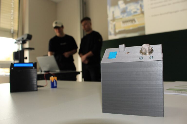 Nach zwei Wochen PraktikumPlus in den Unternehmen präsentierten die Schüler ihre fahrtüchtigen Roboter vor Vertretern von Unternehmen und StudiumPlus, Lehrern und Eltern.