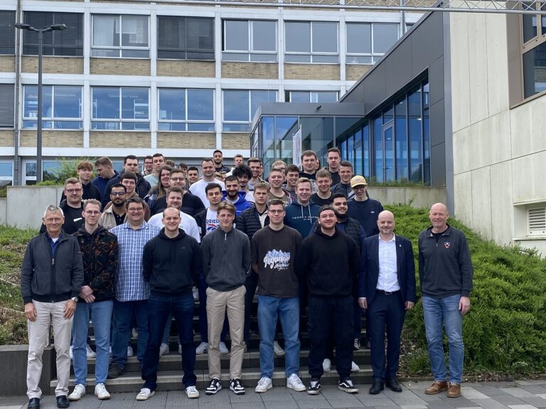 Die 56 Studierenden mit ihren Dozenten.