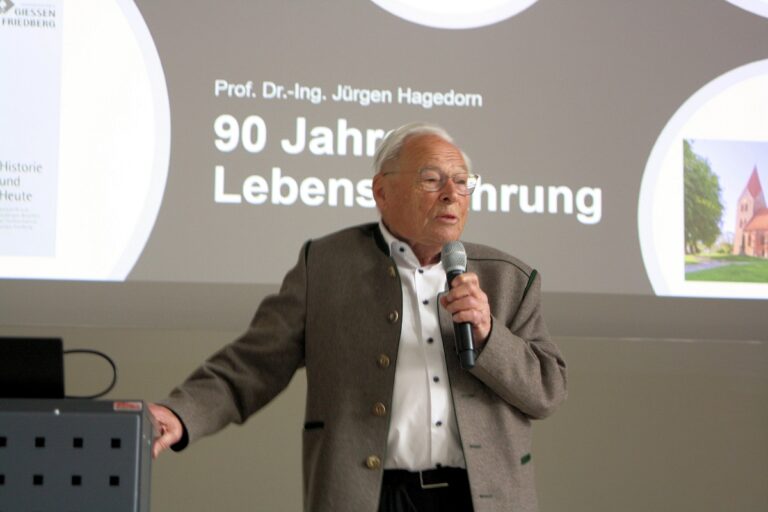 Prof. Hagedorn auf der Bühne beim Festakt