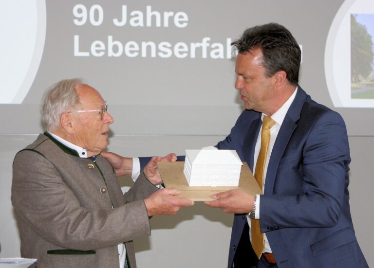 Prof. Minnert übergibt Geschenk an Prof. Hagedorn