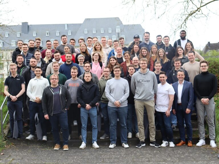 97 neue Master-Studierende stehen nebeneinander