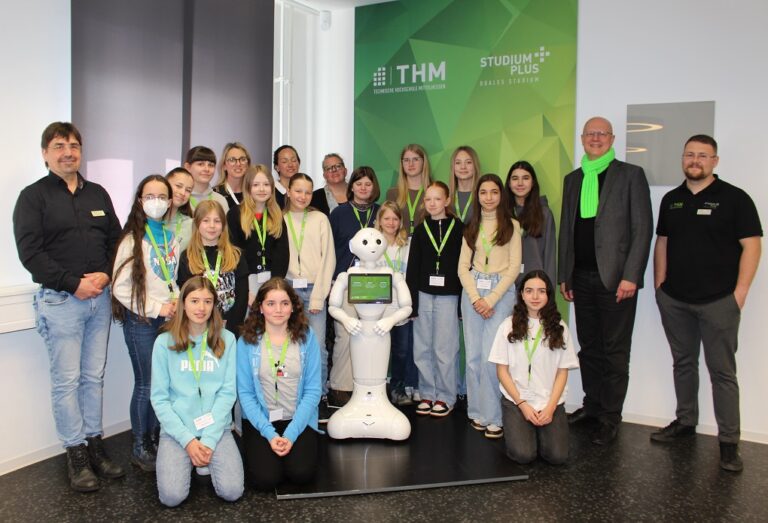 Gruppenbild der 15 Mädchen beim Girls Day mit Roboter Pepper