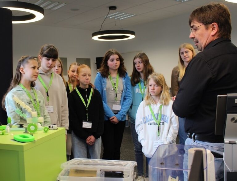Auch mit den Möglichkeiten, die ein 3D-Drucker bietet, beschäftigten sich die Mädchen beim Girls’ Day am Campus Wetzlar. Tobias Forgel vom StudiumPlus-Team stand für alle Fragen bereit.