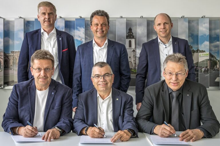 Die Verantwortlichen der Landesinnung Kälte-Klima-Technik und die der THM und StudiumPlus unterzeichnen den Kooperationsvertrag.
