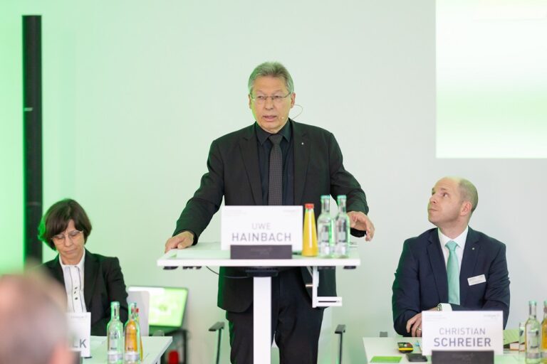 Der CCD-Vorstandsvorsitzende hält eine Ansprache an die Mitgliederversammlung.