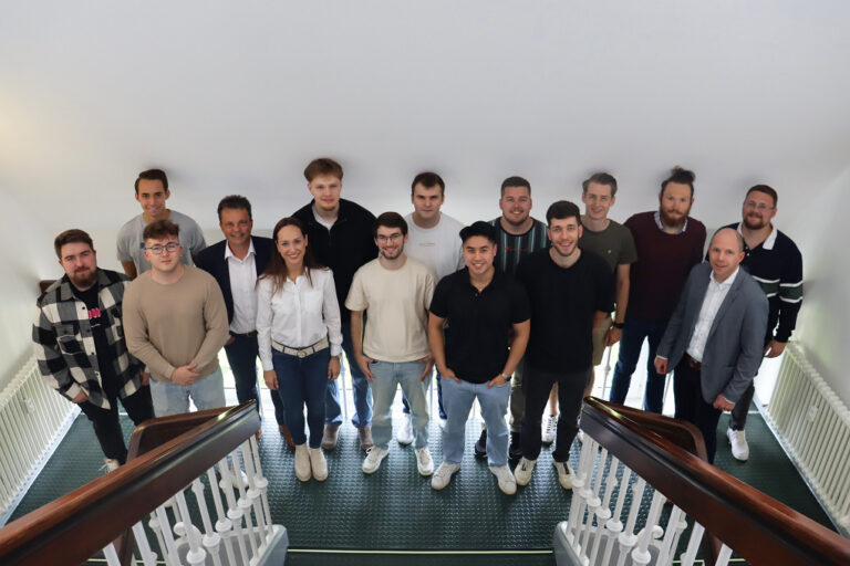 Ein Teil der Schulbotschafter vom Campus Wetzlar gemeinsam mit den Organisatoren aus dem StudiumPlus-Team.