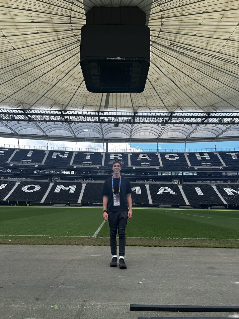 EIEM Praktikant Simon Salaj im Eintracht Frankfurt Stadion
