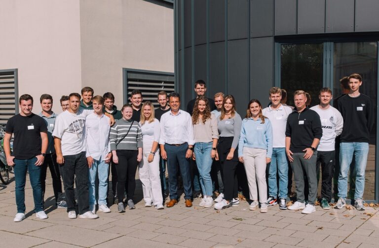 Die Studierenden stehen am Campus in Gießen.