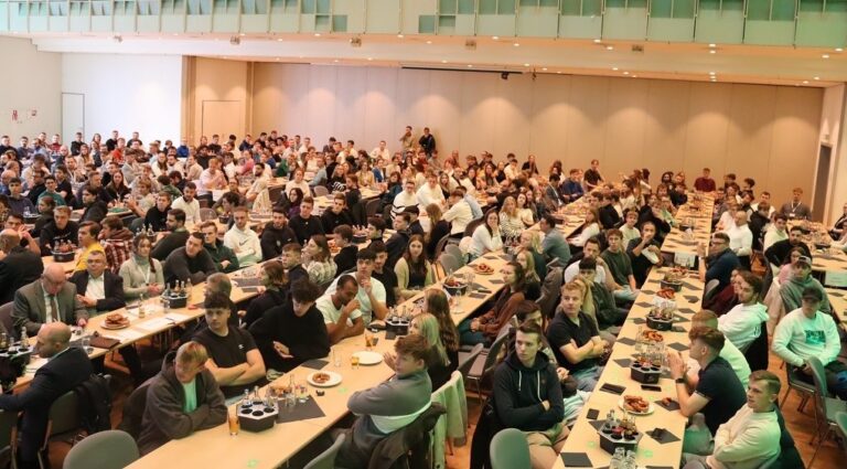 Die Erstsemester sitzen in der Stadthalle.