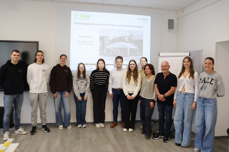 Die Schulklasse steht gemeinsam mit Prof. Minnert zum Gruppenbild zusammen.