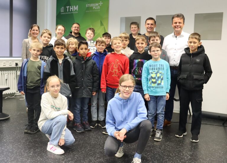 Die 18 Kinder die im Rahmen der Ferienspiele bei StudiumPlus zu Gast waren.