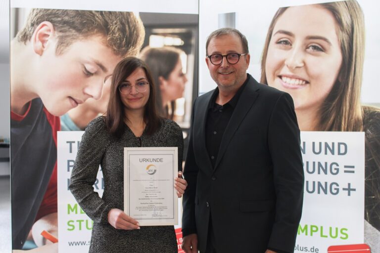 Dana Maria Theiß mit der Urkunde, neben ihr Klaus Cronau.