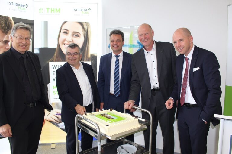 Uwe Hainbach, Prof. Willems, Prof. Minnert, Prof. Manthei und Christian Schreier schneiden die Torte an.