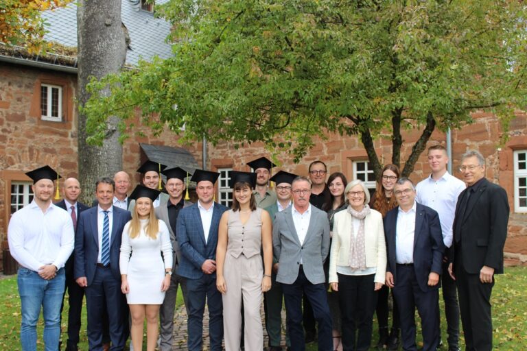 Die Gruppe der Master-Absolventen mit Vertretern aus Hochschule, Politik und Wirtschaft.