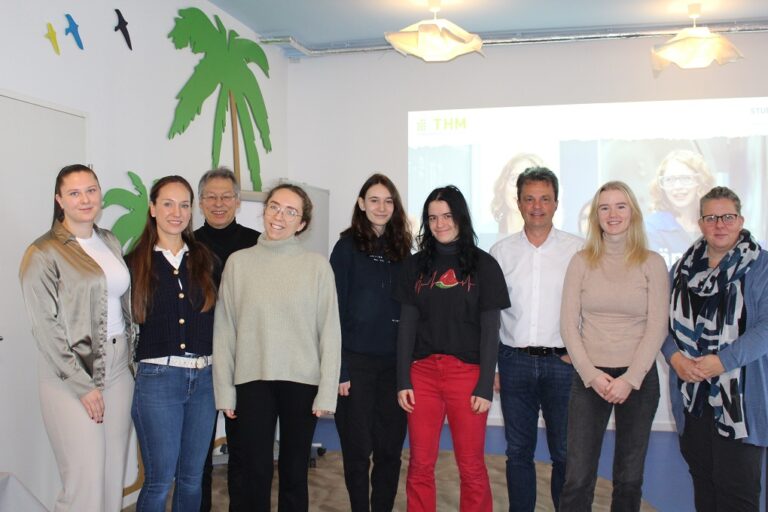 Die drei Technikantinnen mit den Verantwortlichen von StudiumPlus im Smart Teaching Lab.