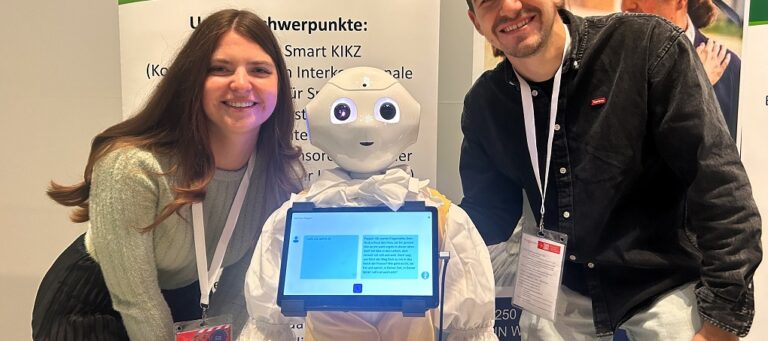 Die beiden Master-Studierenden mit Pepper.