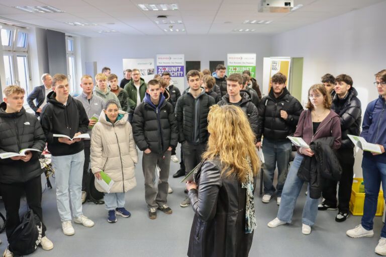Prof. Dr. Katja Silbe erklärt interessierten Schülerinnen und Schülern alles zum Studiengang Bauingenieruwesen