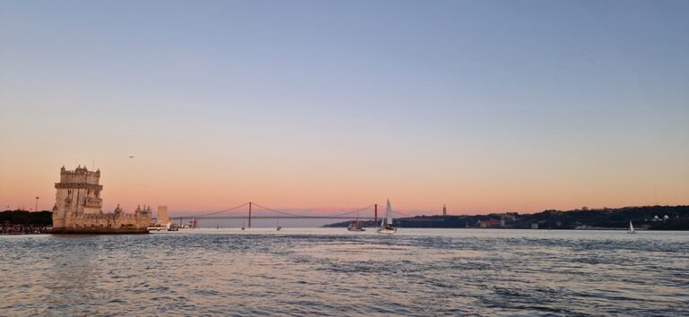 Sonnenuntergang in Lissabon am Meer