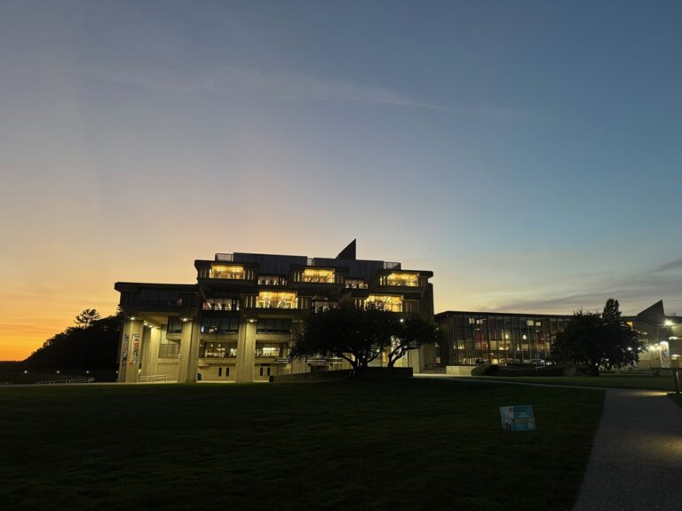 Die Dartmouth Library im Sonnenuntergang