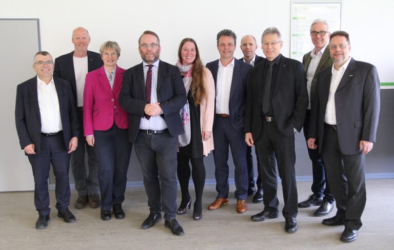 Der hessische Wissenschaftsminister mit Vertretern aus Lehre und Wirtschaft am Campus in Frankenberg