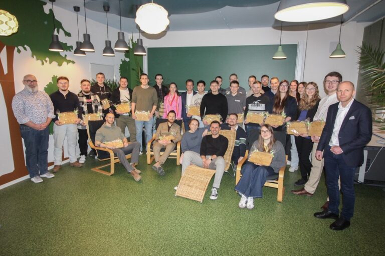 Schulbotschafter erhalten ein Geschenk als Anerkennung